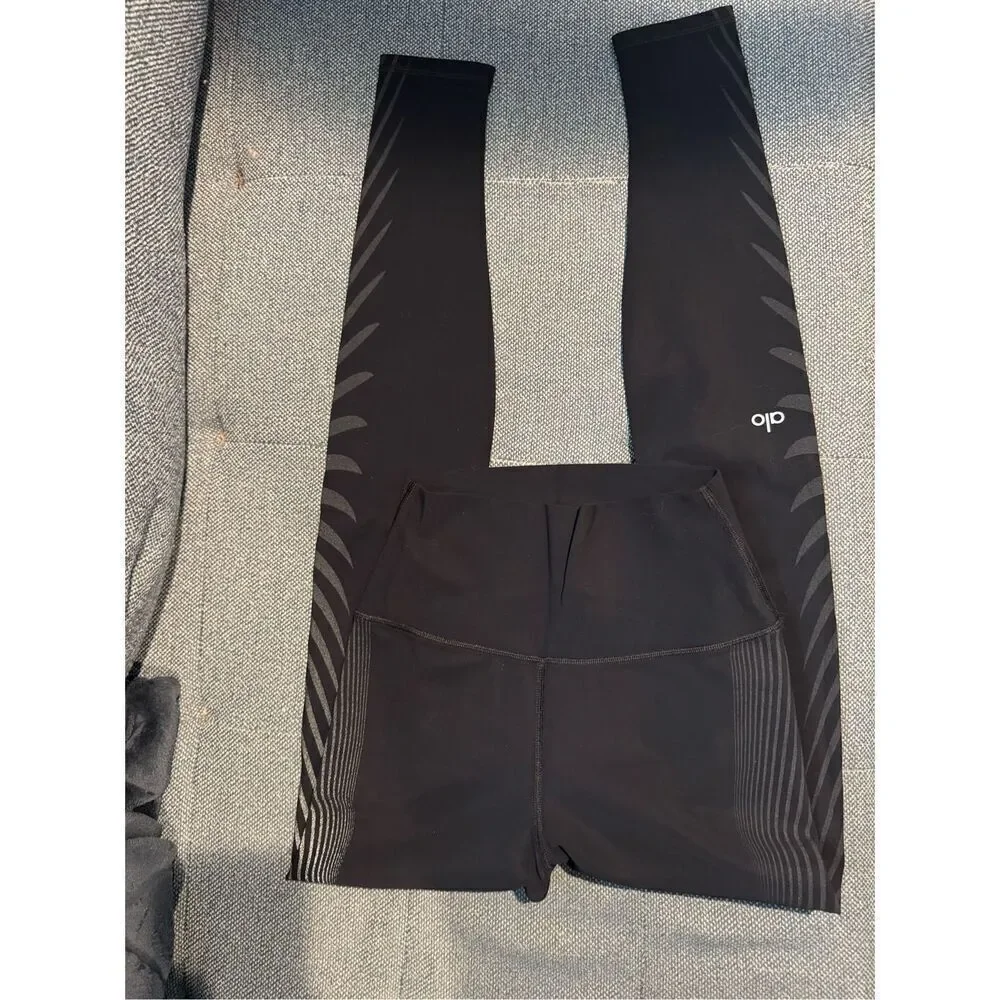 NWOT Alo Yoga leggings size xs black gray pattern